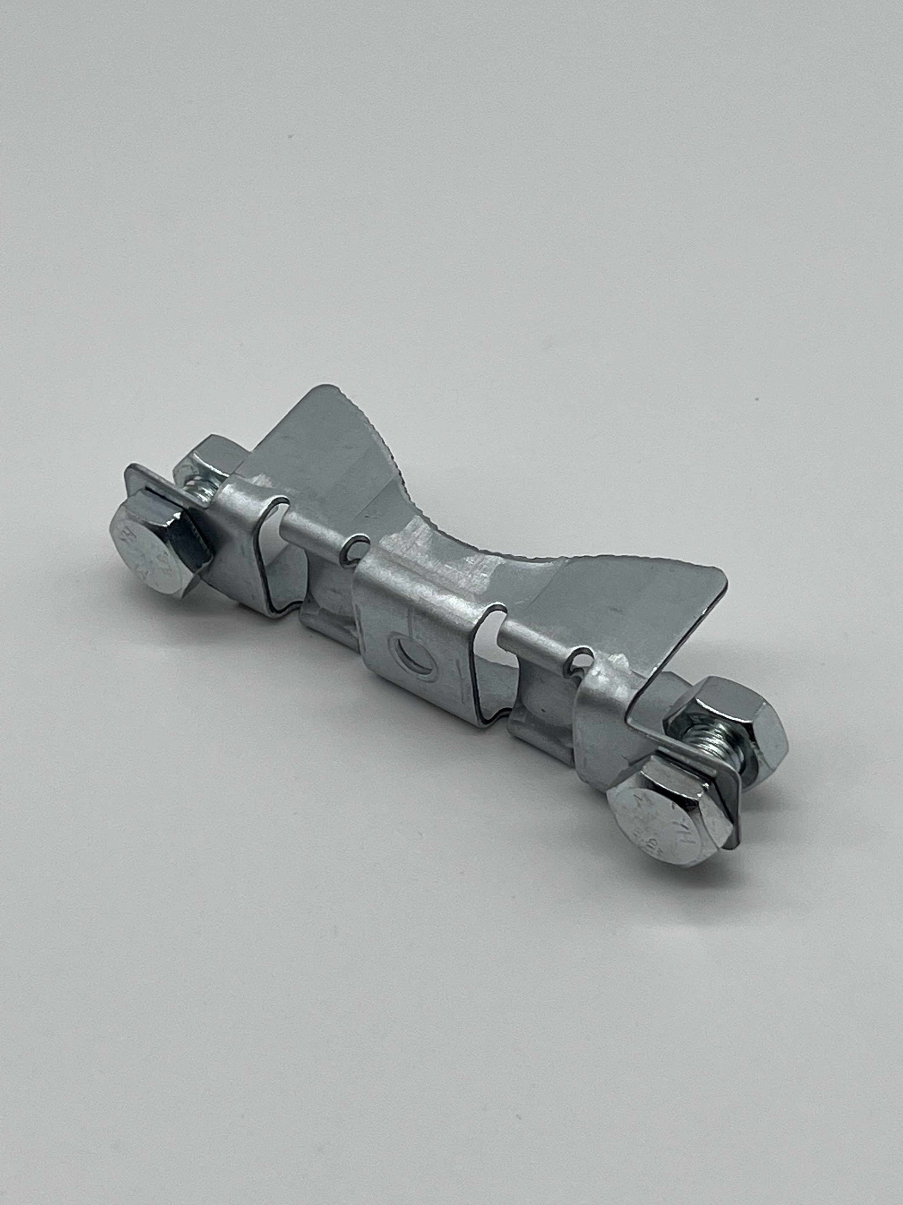 Objímka pro upevnění značení na veřejný sloup větší šířky