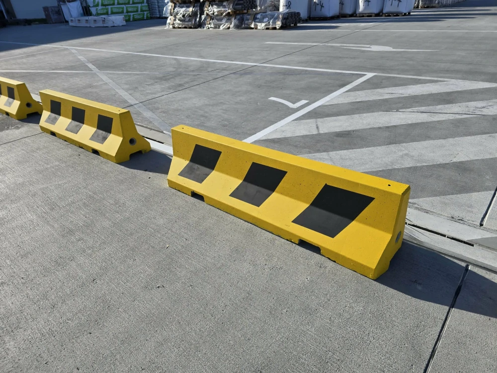 Betonové svodidlo černo žlutý šraf
